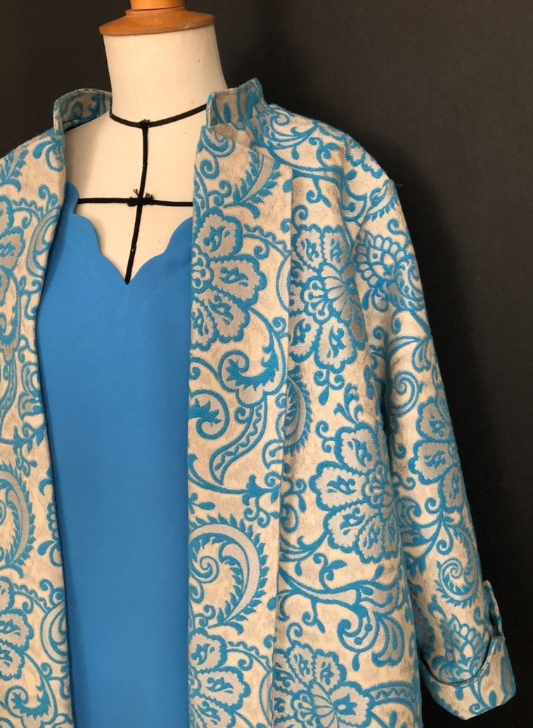 Décolleté de la robe en col V festonné