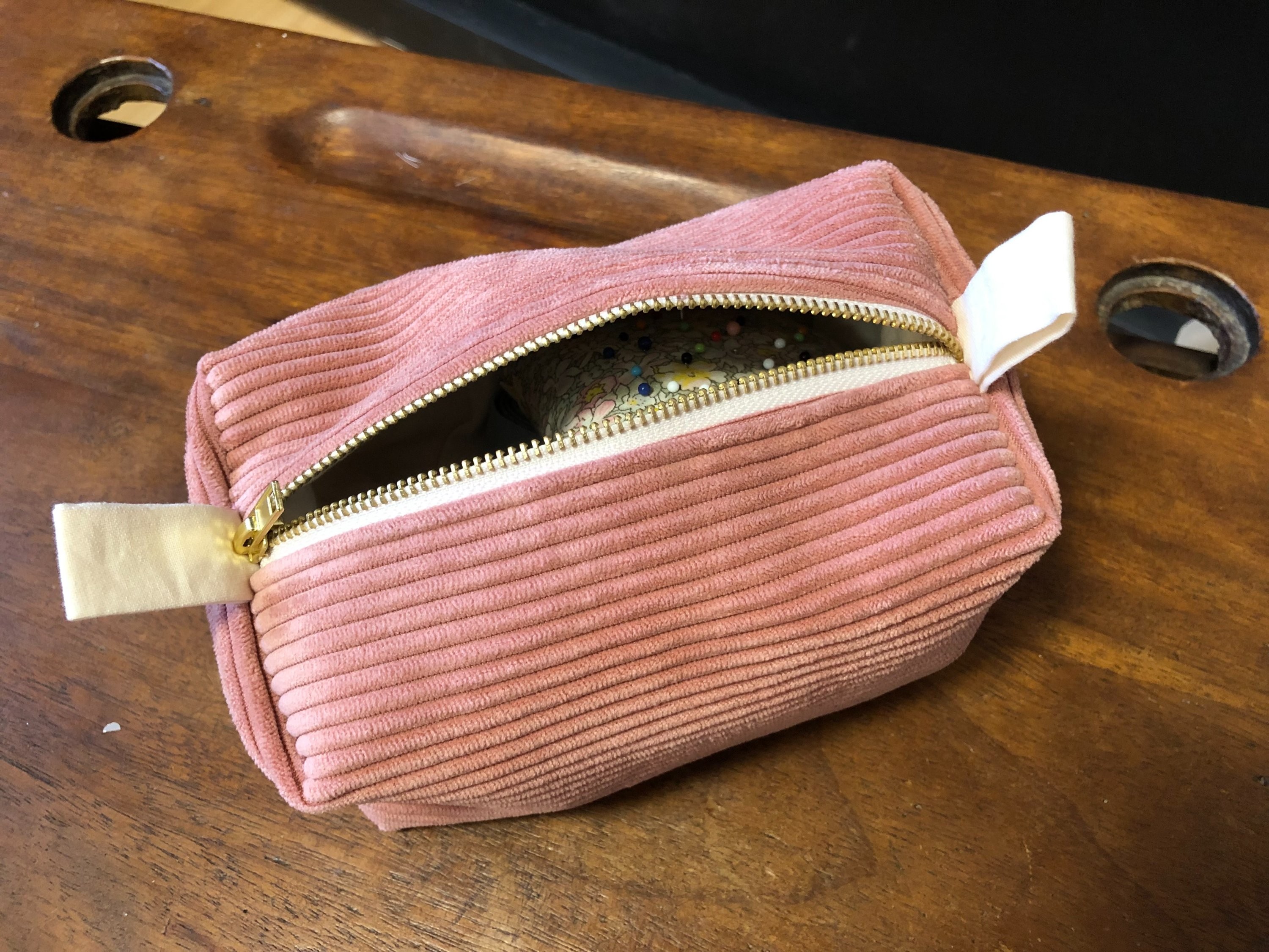 Trousse de toilette en velours cotelé, zip doré, (Mathilde 12 ans) 